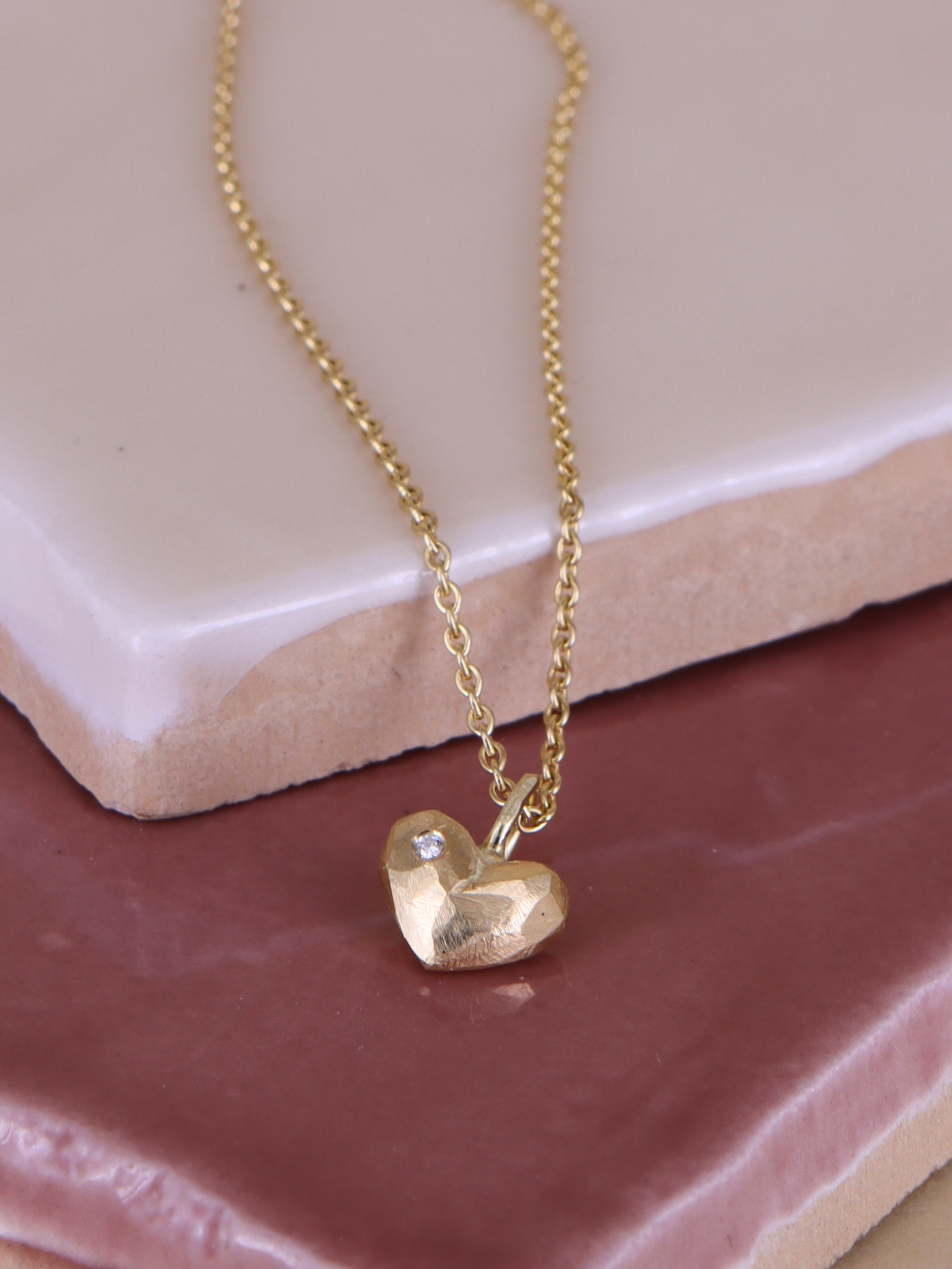 14 kt Guld hjerte med facetter.