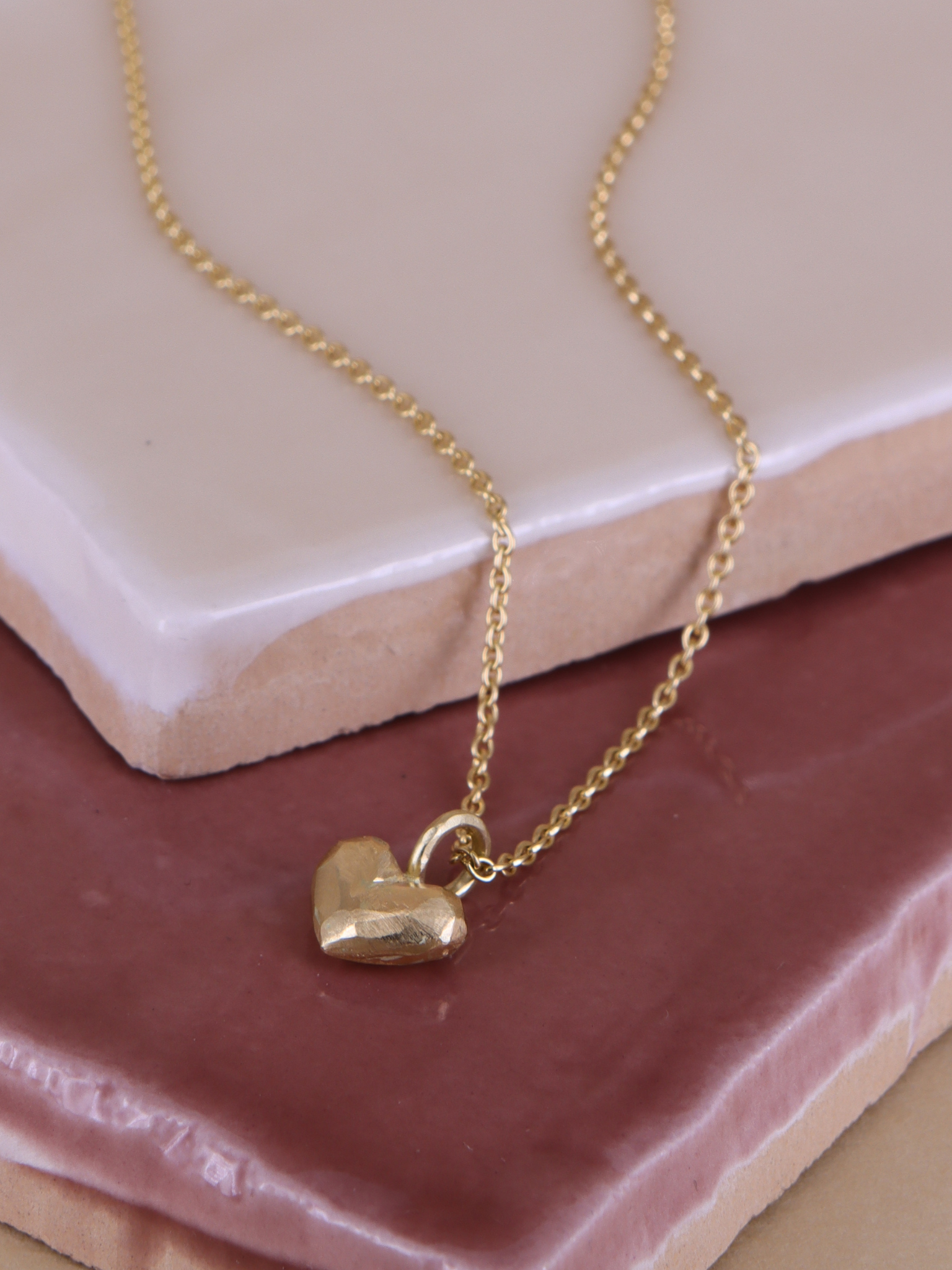 14 kt Guld hjerte med facetter.