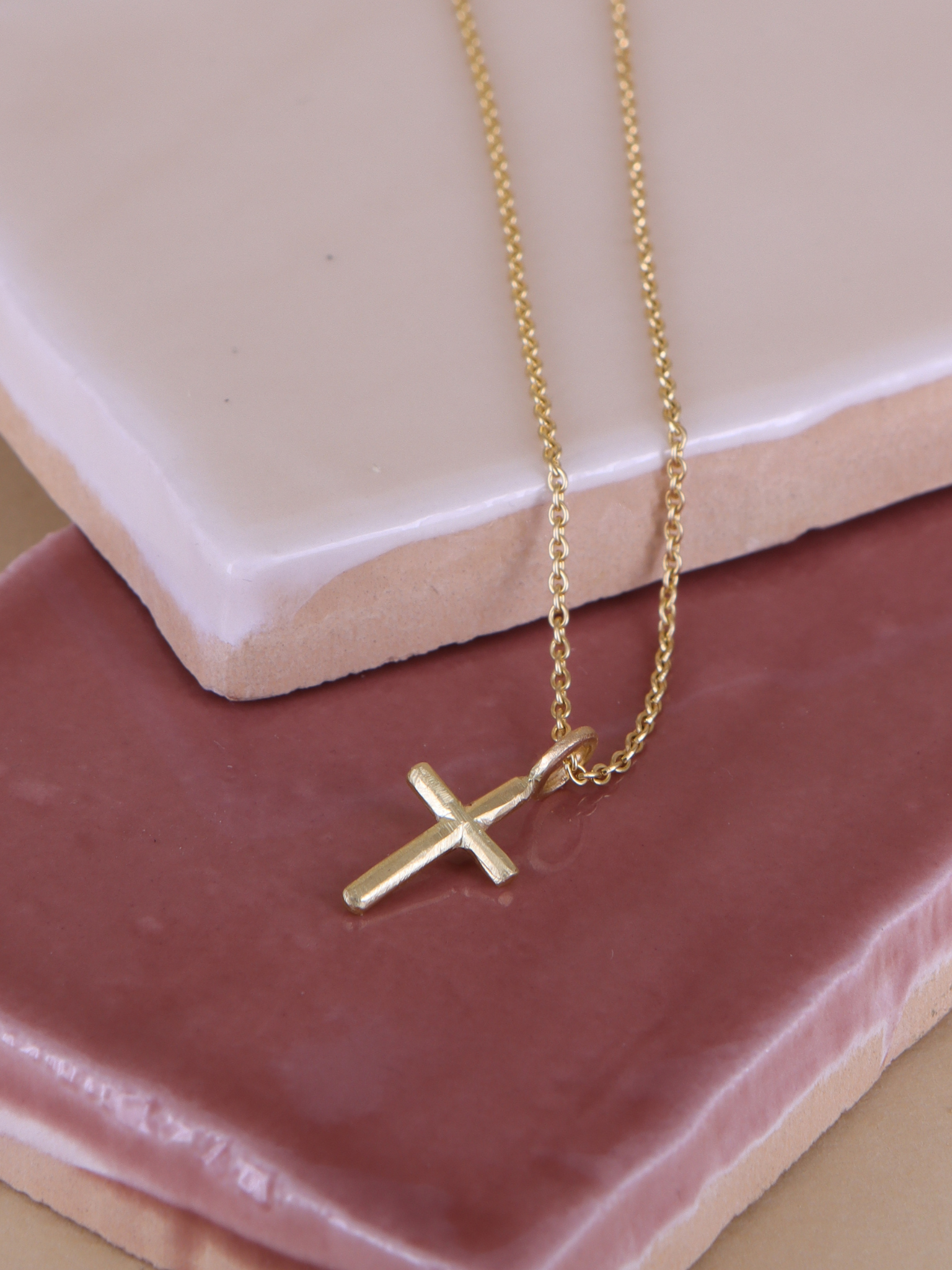 Guldkors med stuktur af filet overflade 14 kt.