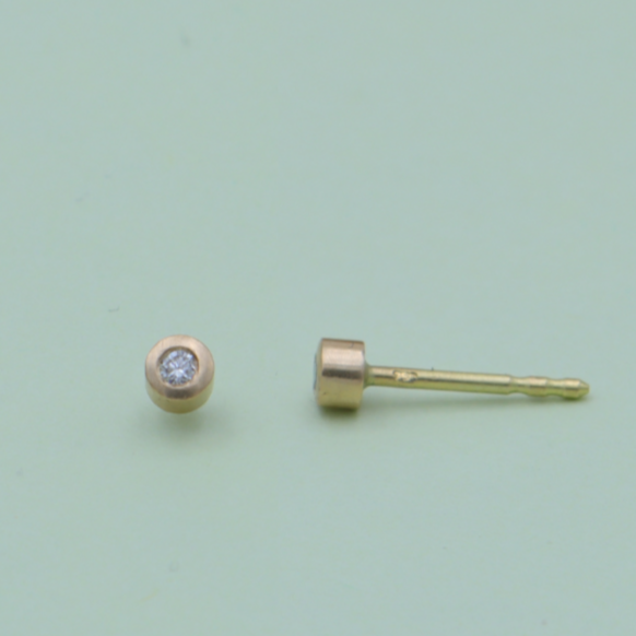 18 kt. - 1. stk. ørestik Guldsmedens diamanter Deluxe - 0,02 ct.