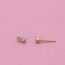 Indlæs billede til gallerivisning 18 kt. - 1. stk. ørestik Guldsmedens diamanter No.14 -🟤 0,05 ct
