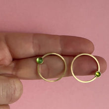 Indlæs og afspil video i gallerivisning 18 kt. guld Cirkel øreringe Turmalin grøn
