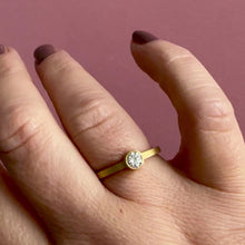 Indlæs og afspil video i gallerivisning EVI Deluxe ring i massiv 18 karat &amp; diamant
