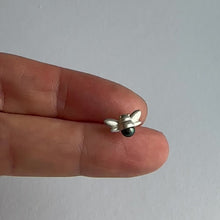 Indlæs og afspil video i gallerivisning Mini humlebi ørestik i sølv
