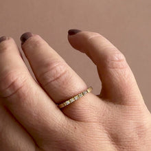 Indlæs og afspil video i gallerivisning 18 kt. guldring - Made to ordre - Paris med 5 diamanter small
