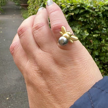 Indlæs og afspil video i gallerivisning Deluxe humlebi ring i massiv 18 karat med perle i rumpen
