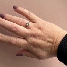 Indlæs og afspil video i gallerivisning 18 kt. guldring. Salt &amp; peber diamant.
