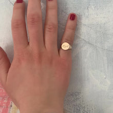 Indlæs og afspil video i gallerivisning Signet ring med dine initialer
