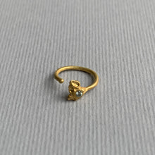 Indlæs billede til gallerivisning 18 kt. guld creol. FALL NO.1 Lime grøn diamant
