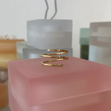 Indlæs og afspil video i gallerivisning Luna spiral ring diamanter
