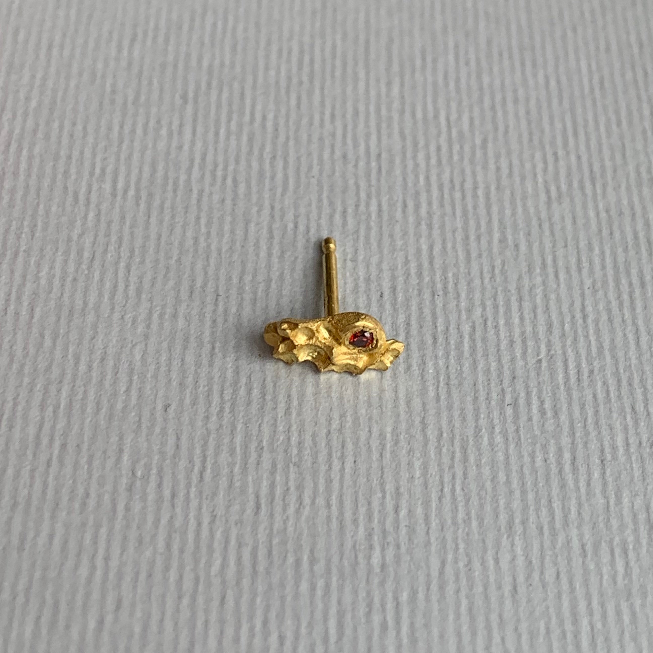 18 kt. guld ørestik. FALL no.5 Kirsebær rød diamant
