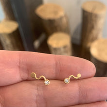 Indlæs billede til gallerivisning 18 kt. guld ørestikker. Sæt af 2 MINI haletudse
