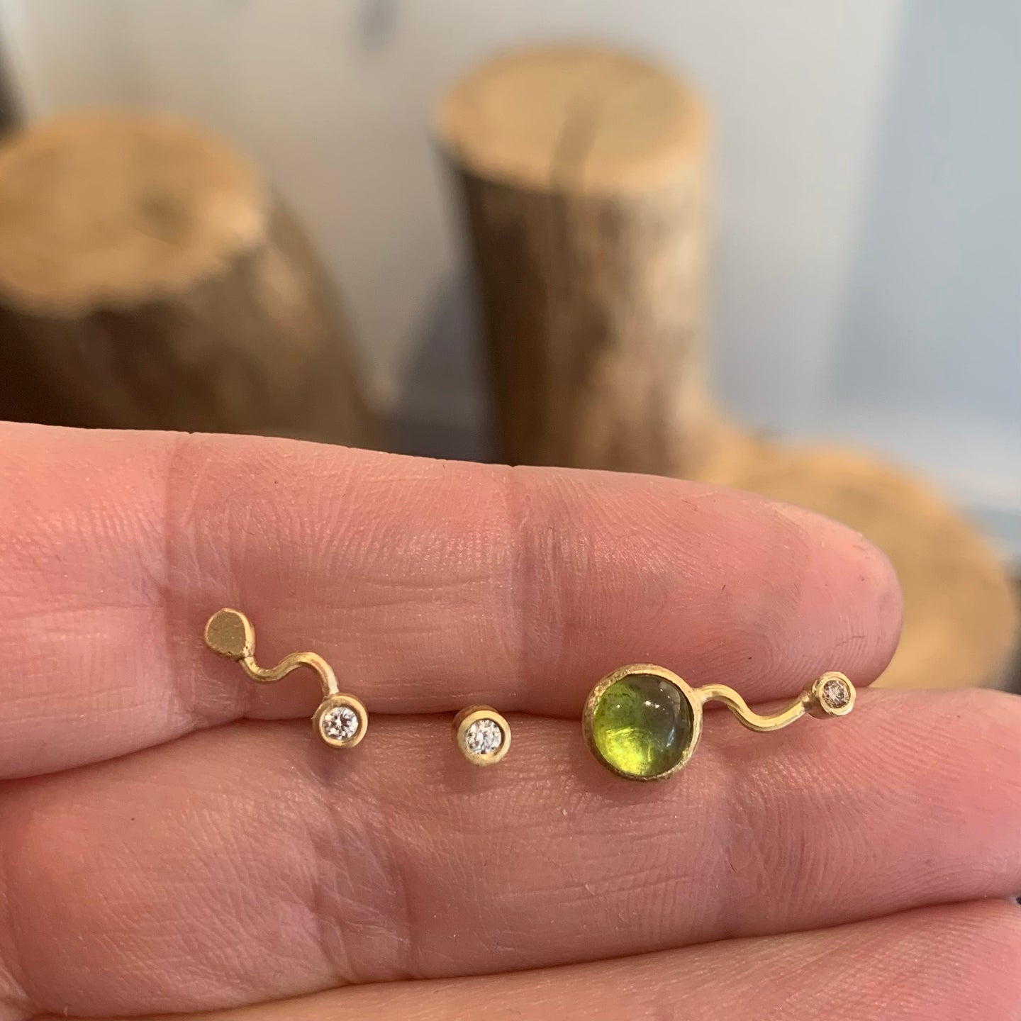 Sæt af 3 øreringe med grøn turmalin og diamanter.