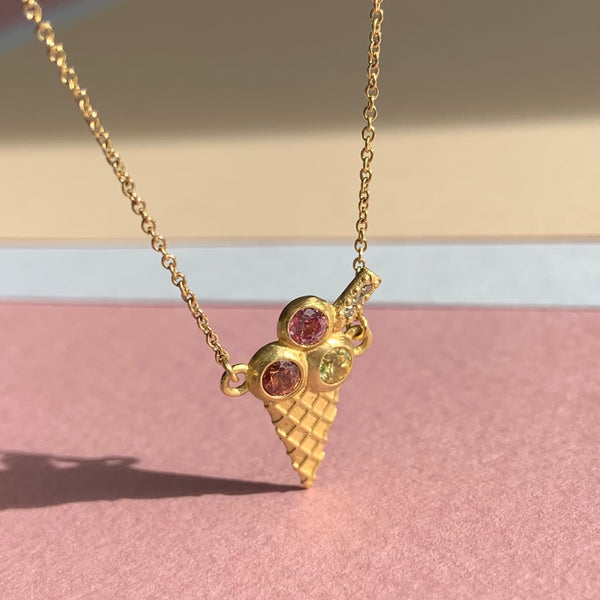 ISVAFFEL DELUXE 18 karat guld med safir og diamant