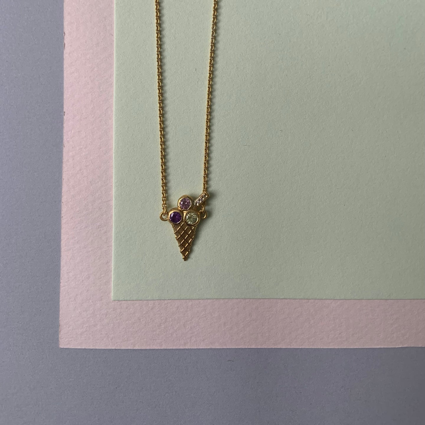 ISVAFFEL forgyldt med safir og diamant