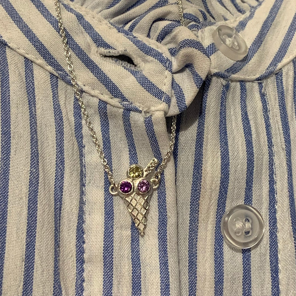 ISVAFFEL sølv med safir og diamant
