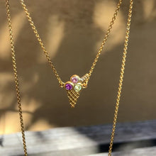 Indlæs og afspil video i gallerivisning ISVAFFEL DELUXE 18 karat guld med safir og diamant
