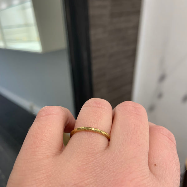 18 kt. guldring snoet.