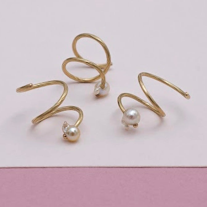 TIL 1 HUL I ØRET • TWIST 18 kt med barok perle