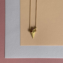 Indlæs billede til gallerivisning ISVAFFEL DELUXE 18 karat guld med safir og diamant

