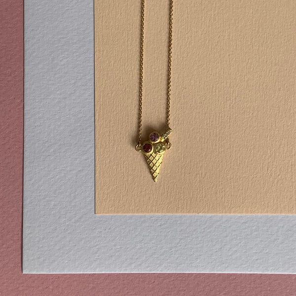 ISVAFFEL DELUXE 18 karat guld med safir og diamant
