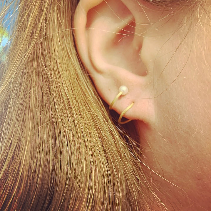 TIL 1 HUL I ØRET • TWIST 18 kt GULD med perle
