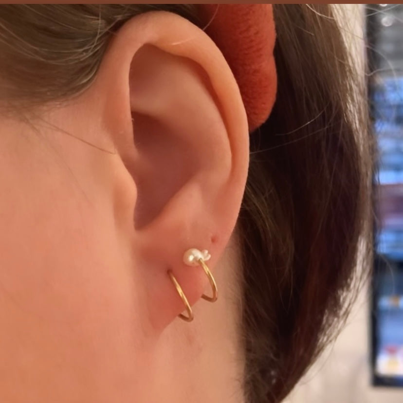 TIL 1 HUL I ØRET • TWIST 18 kt med barok perle